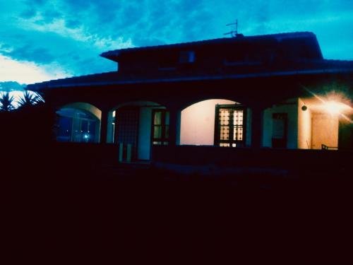 Villa vista notturna dal giardino